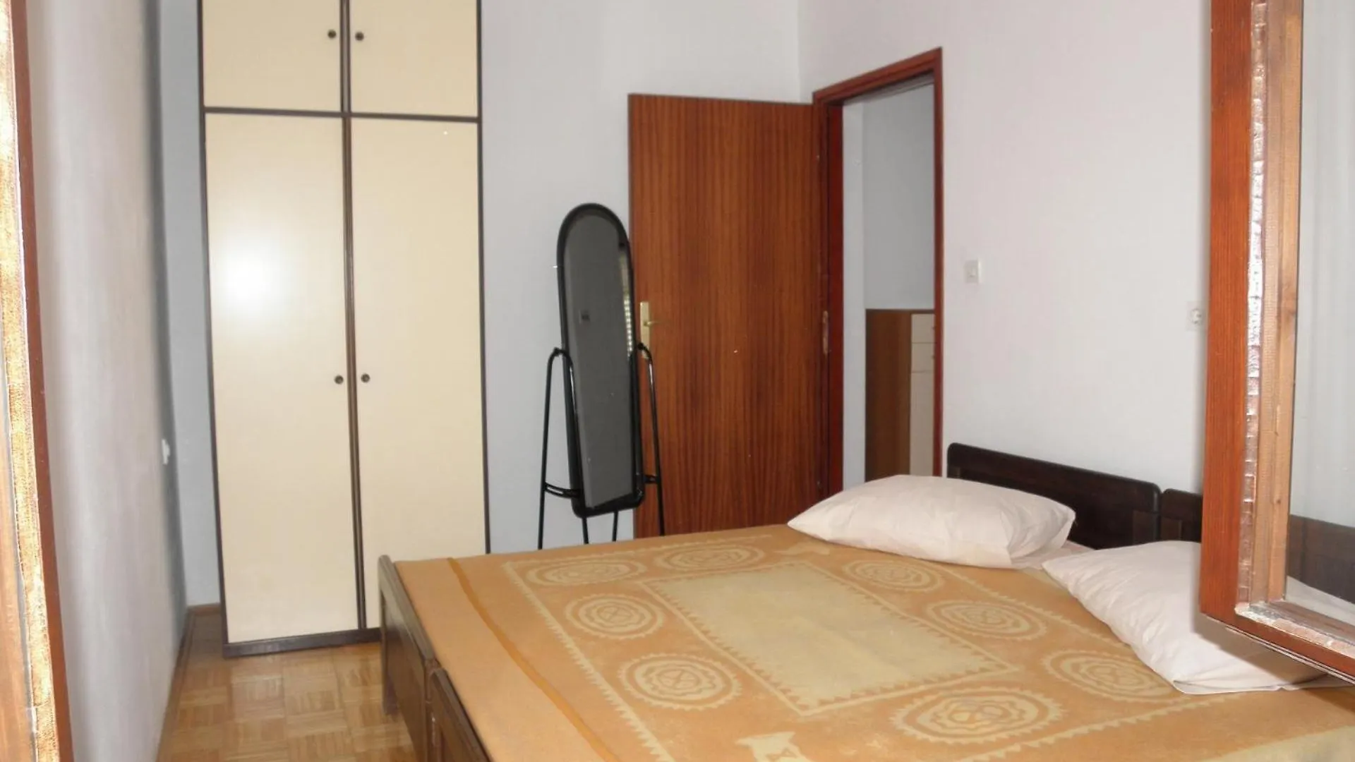 Apartments Pere - Parking And Barbecue Povljana 0*,  Croatia
