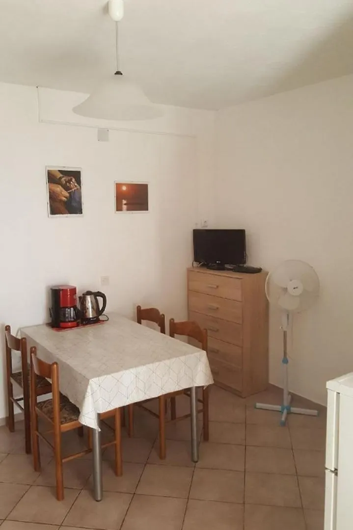 Apartments Pere - Parking And Barbecue Povljana 0*,