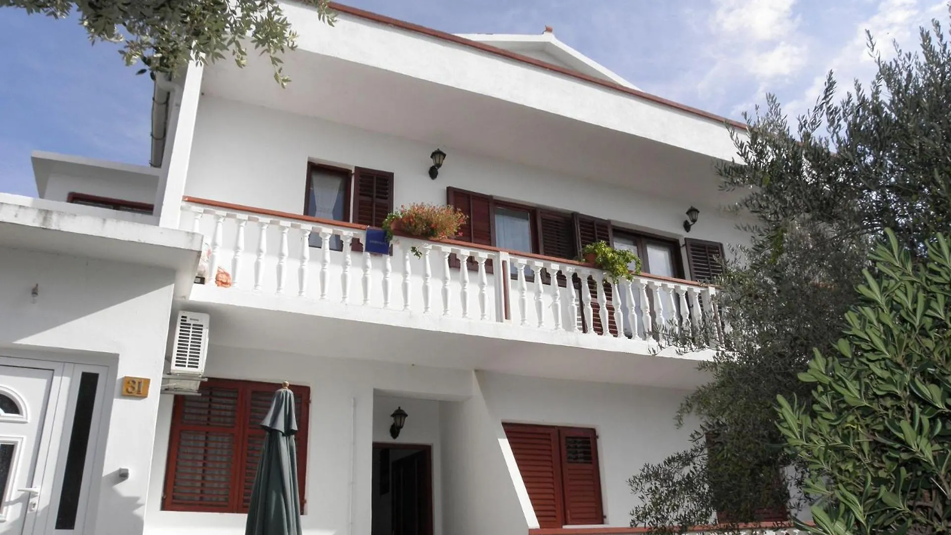 Apartments Pere - Parking And Barbecue contacts